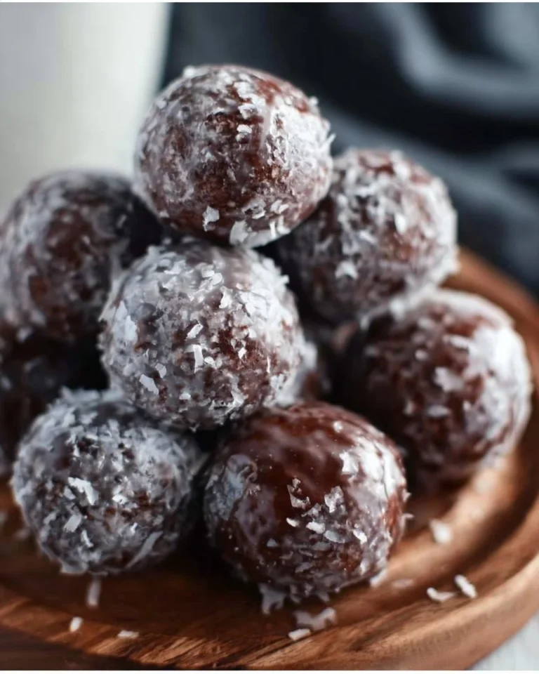 Glasierte Schokoladenteigkugeln auf einem Teller, dekoriért mit Schokoladensauce.