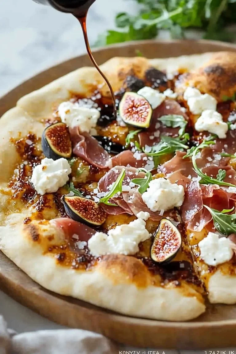 Herzhafte Feigenmarmelade-Pizza mit Ziegenkäse und Prosciutto