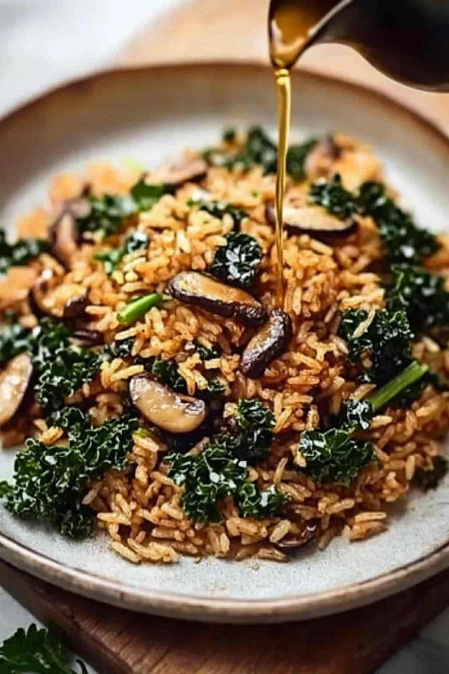 Gericht aus knusprigem Grünkohl und Shiitake-Reis auf einem Teller