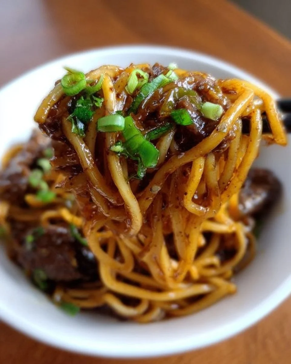 Knoblauch Soja Rindfleisch Nudeln mit frischen Zutaten zubereitet