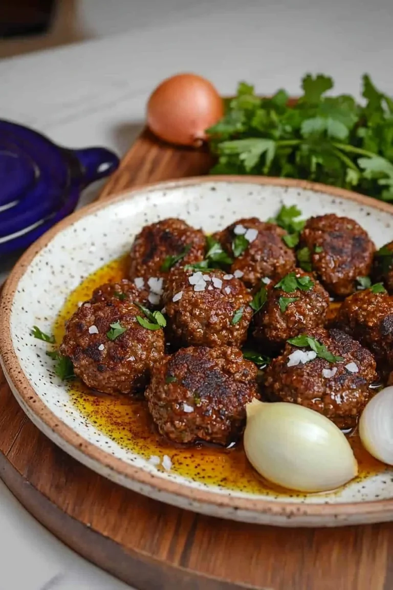 Saftige Rindfleisch-Keftas auf einem Grill, serviert mit frischem Gemüse