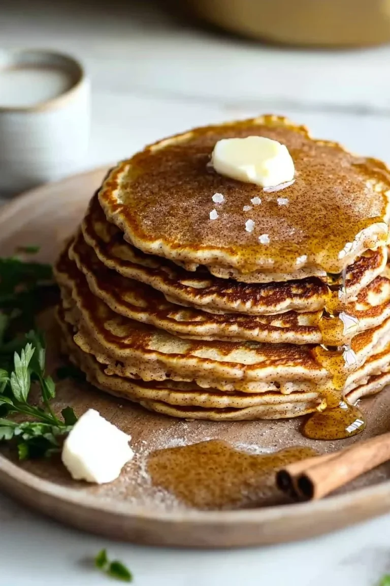 Zimtbraune Zucker-Pfannkuchen auf einem Teller mit frischen Früchten dekoriert