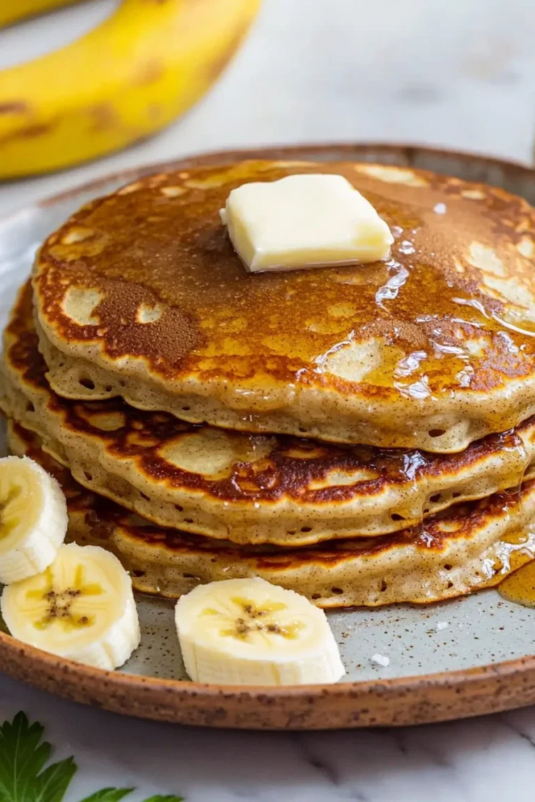 Leckere Bananenpfannkuchen mit braunem Zucker auf einem Teller