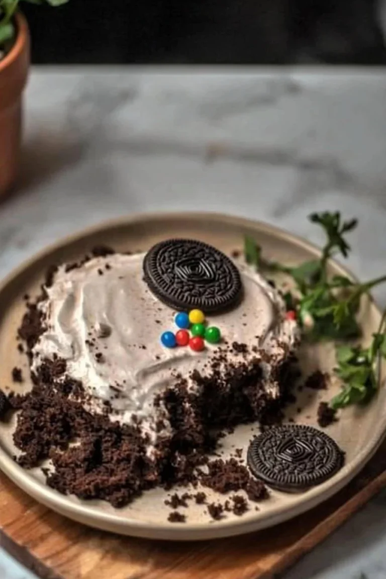 Leckeres Dirt Cake Dessert aus Schokoladenpudding und Keksbröseln