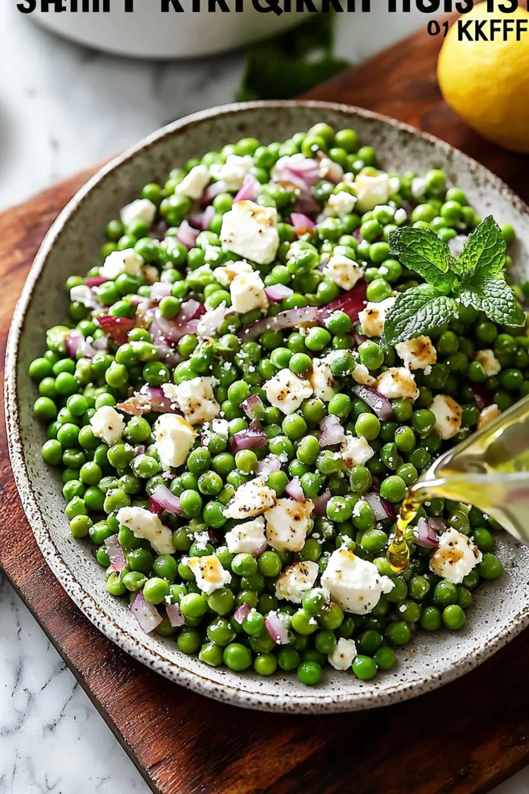 Frühlingserbsensalat mit frischen Erbsen und Kräutern auf einem Teller