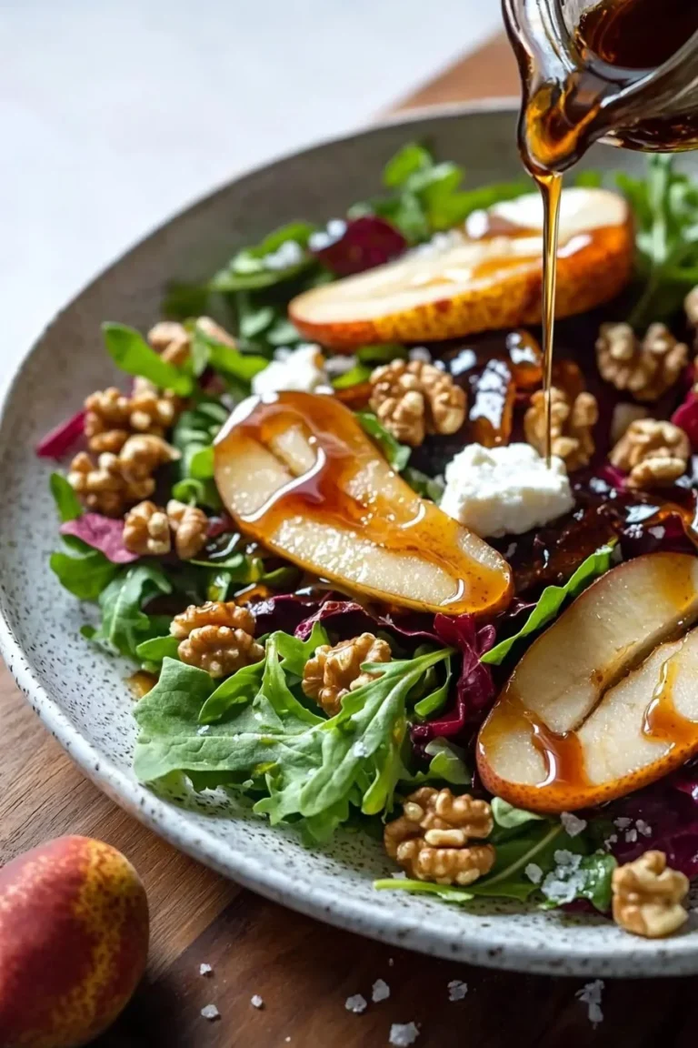 Herbstsalat mit karamellisierten Birnen auf einem Teller serviert.