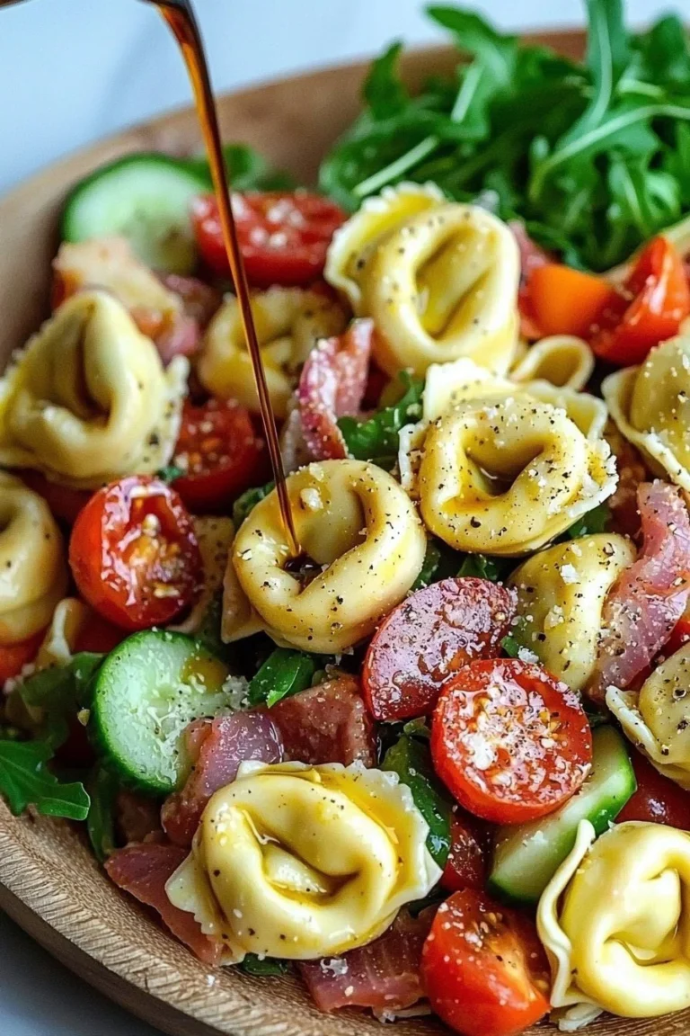 Italienischer Tortellini-Pasta-Salat mit buntem Gemüse und frischen Kräutern