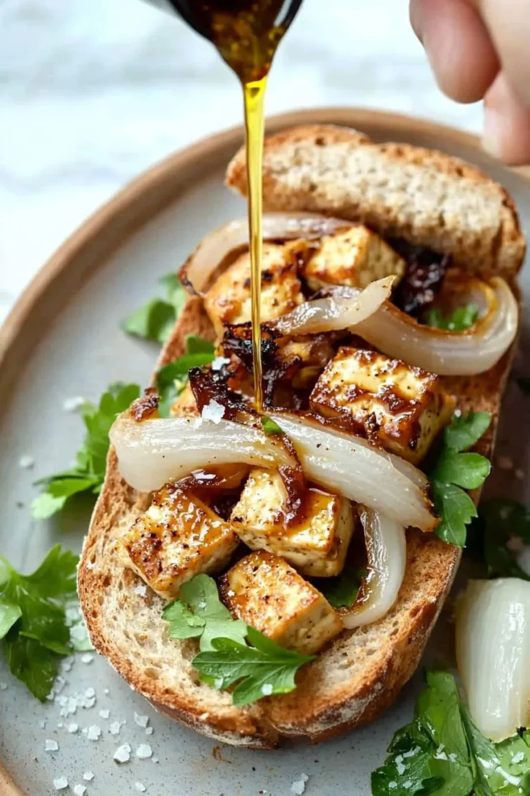 Karbonisiertes Tofu-Zwiebel-Sandwich mit frischen Zutaten und Gewürzen