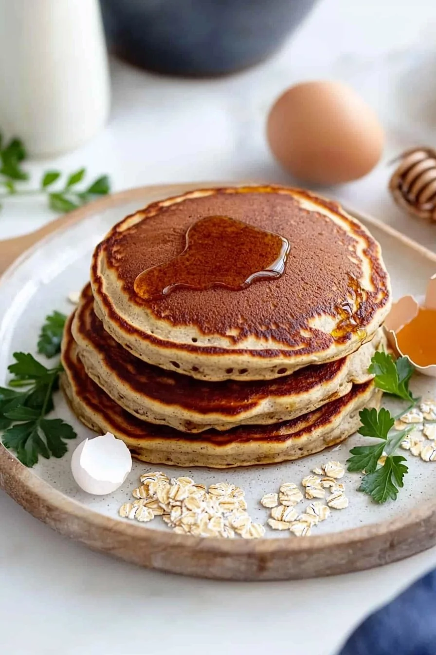 Leckere Protein-Pfannkuchen mit Proteinpulver auf einem Teller serviert