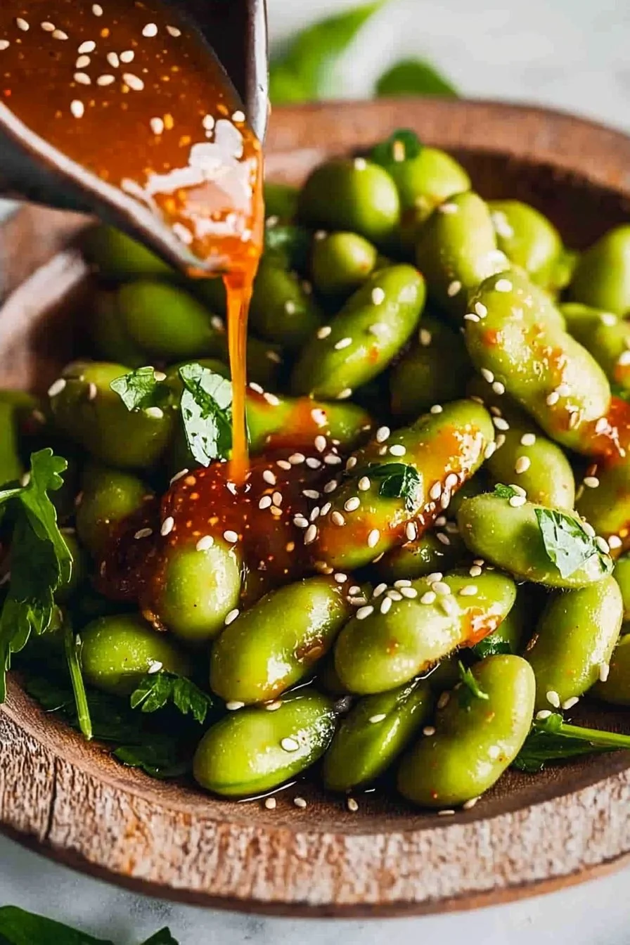 Süße Chili-Edamame in einer Schüssel serviert