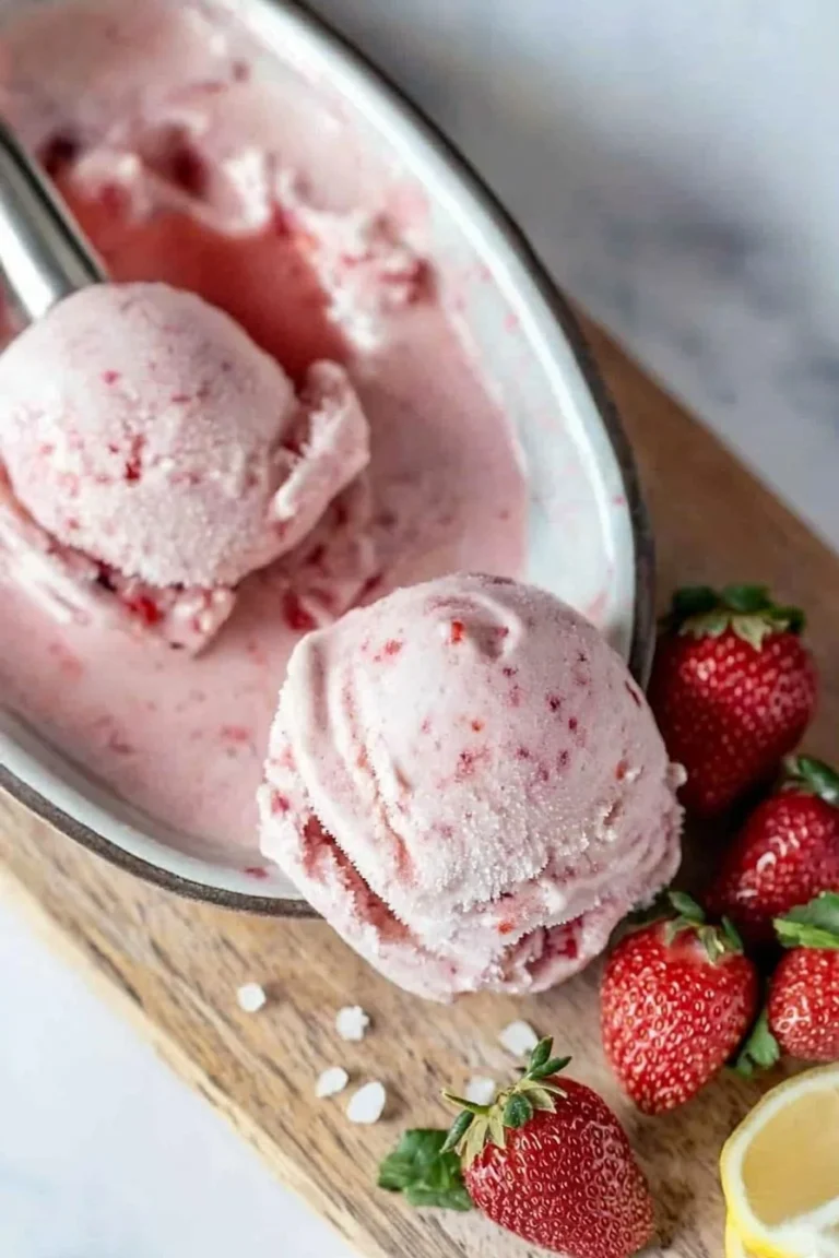 Vegane Erdbeer-Eiscreme in einer hochwertigen Schale