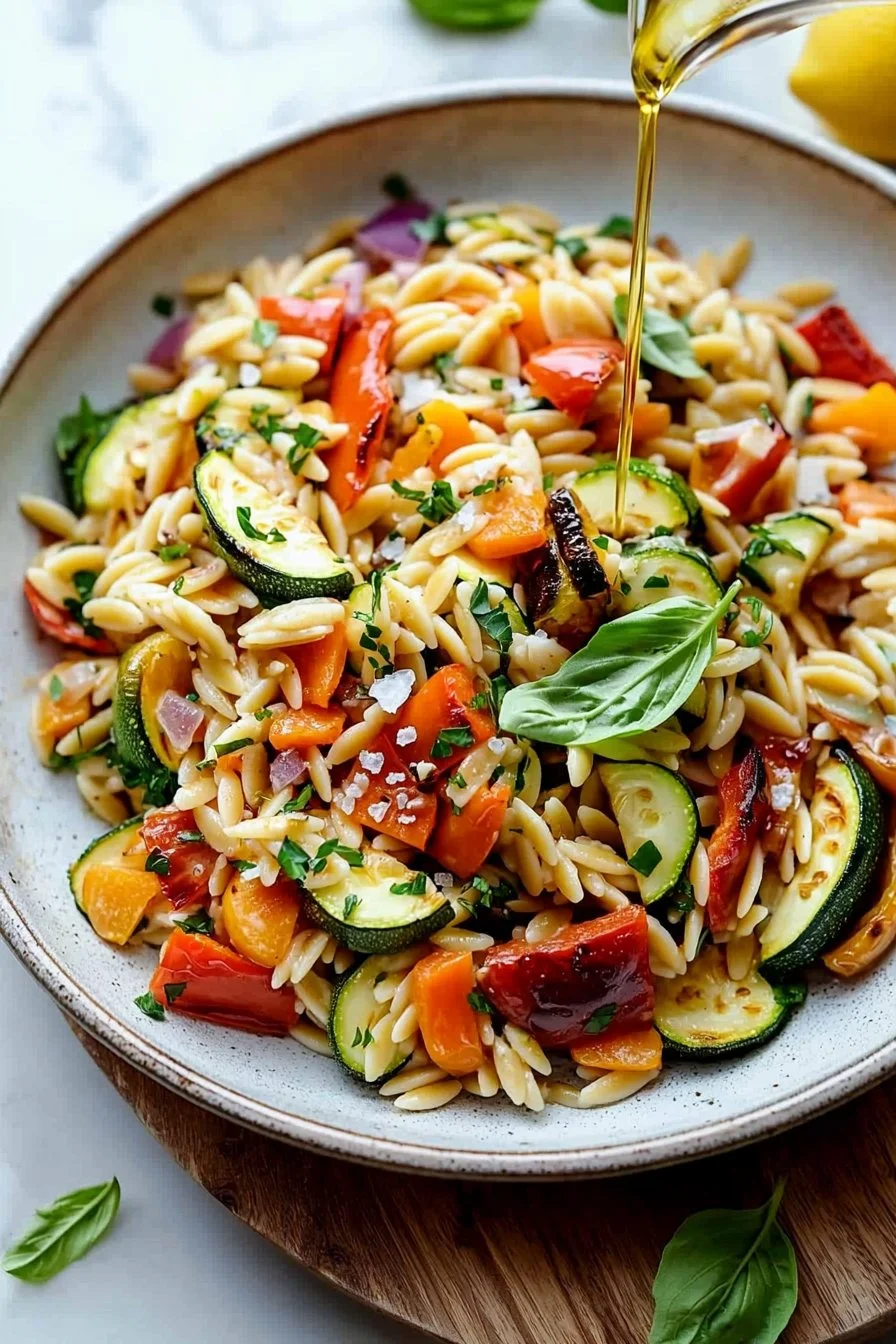 Veganer gerösteter Gemüse-Orzo-Salat mit frischem Gemüse und Kräutern