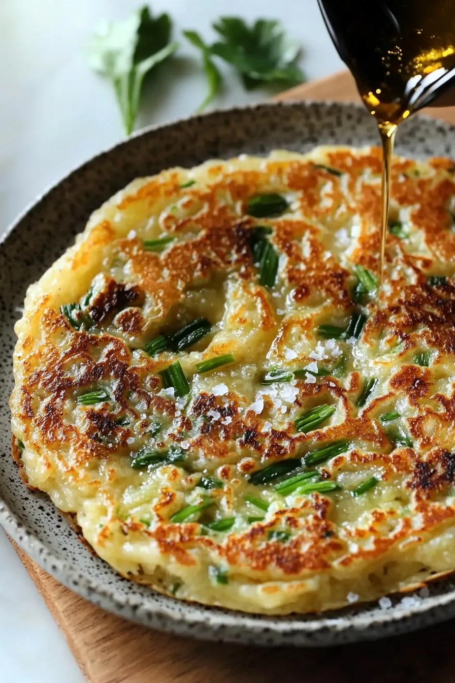 Koreanische Frühlingszwiebel-Pfannkuchen auf einem Teller serviert