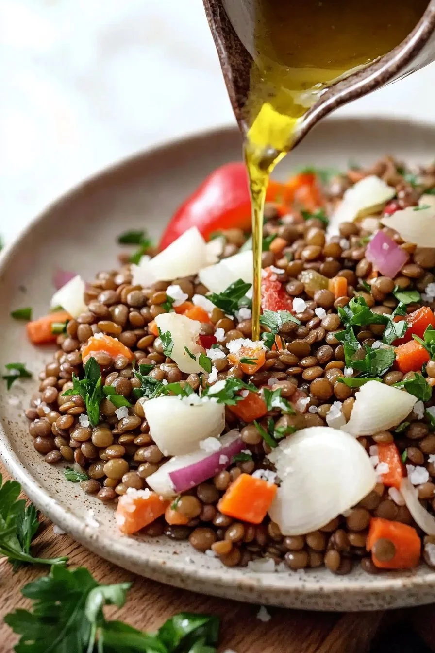 Einfache Linsensalat in 15 Minuten, frisch zubereitet mit Linsen und Gemüse.