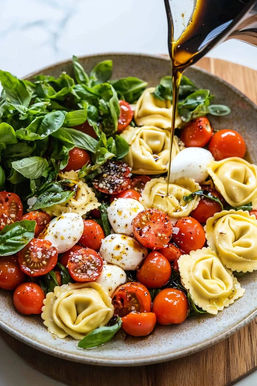 Einfache Tortellini Caprese Nudelsalat mit frischen Zutaten
