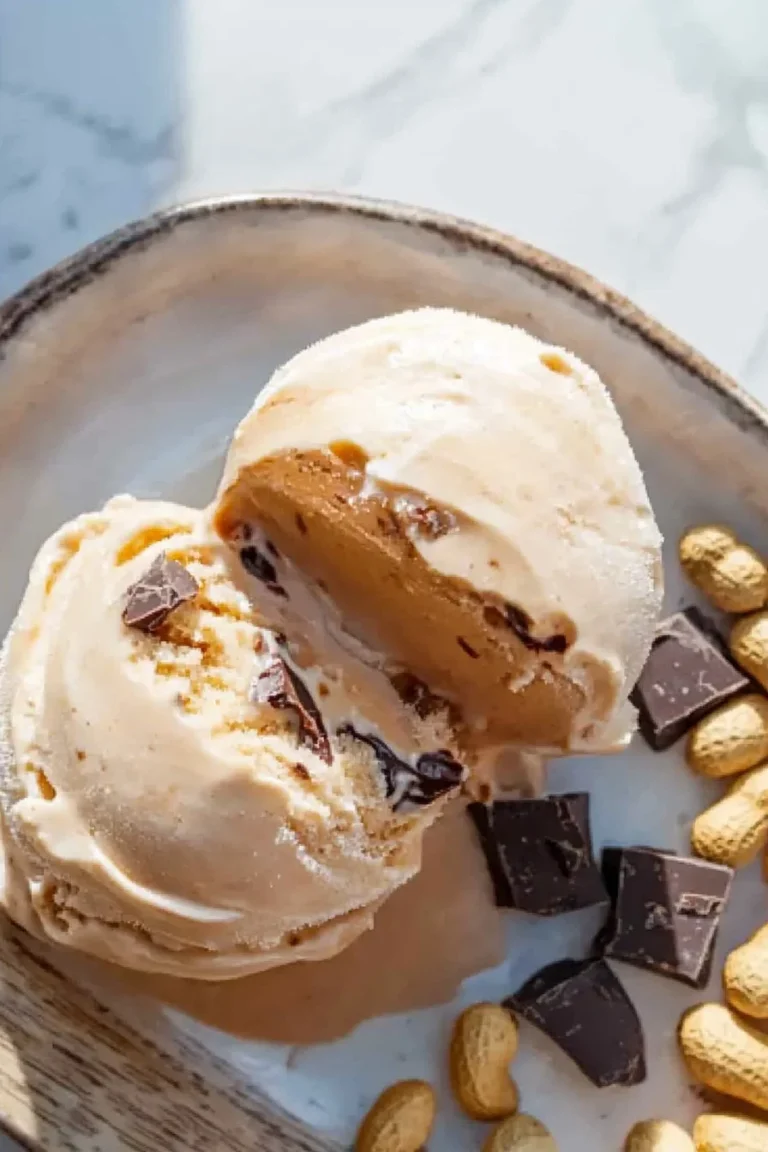 Erdnussbutter-Tassen-Protein-Eiscreme in einer Schüssel serviert
