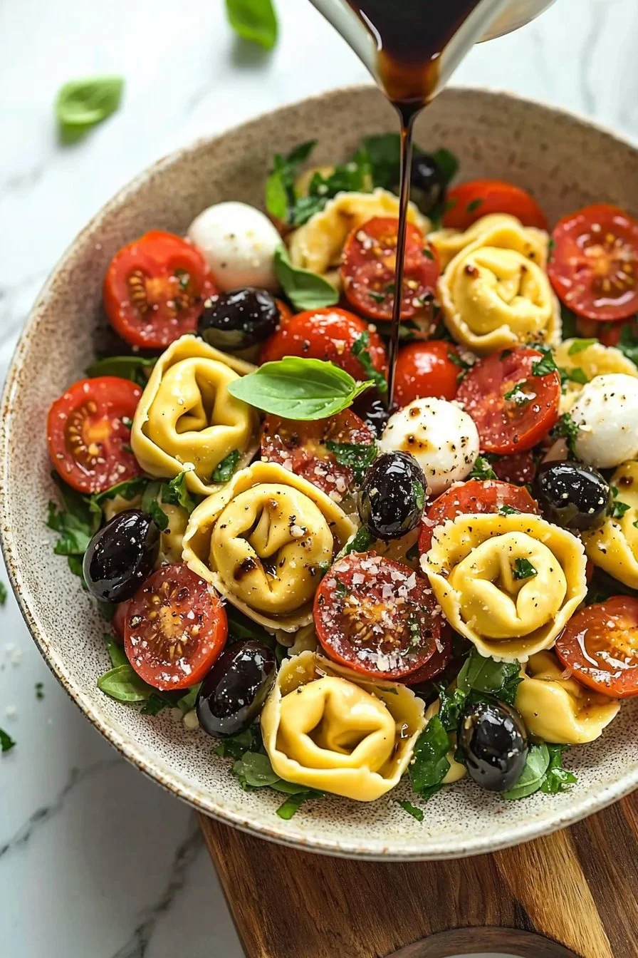 Italienischer Tortellini-Nudelsalat mit bunten Gemüse und Dressing