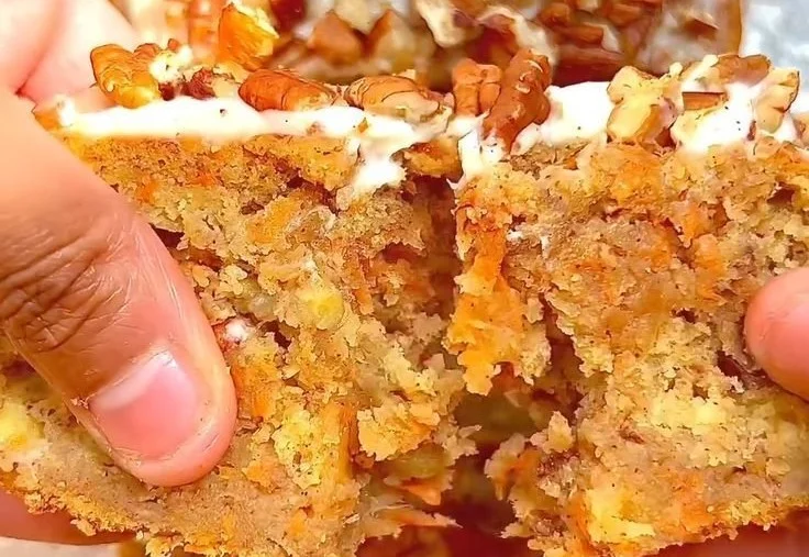 Saftiger Karottenkuchen Bananenbrot auf einem Tisch mit frischen Zutaten