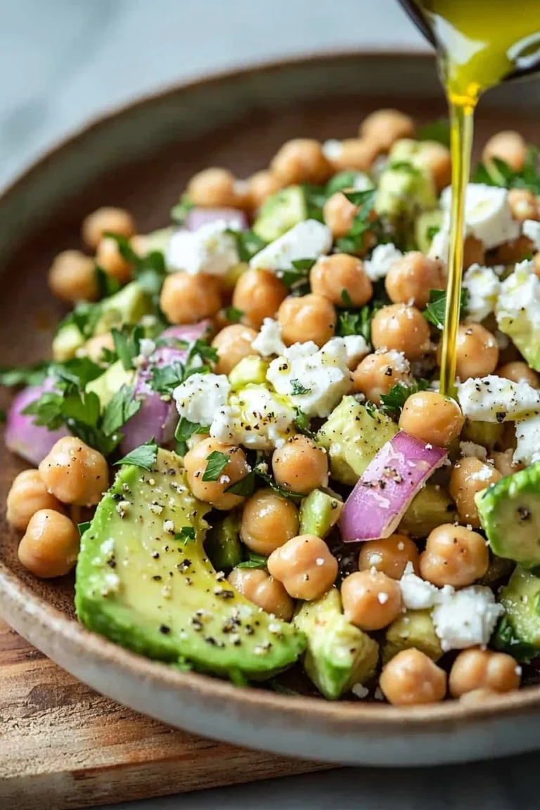 Kichererbsen-Feta-Avocado-Salat mit frischen Zutaten und ansprechenden Farben