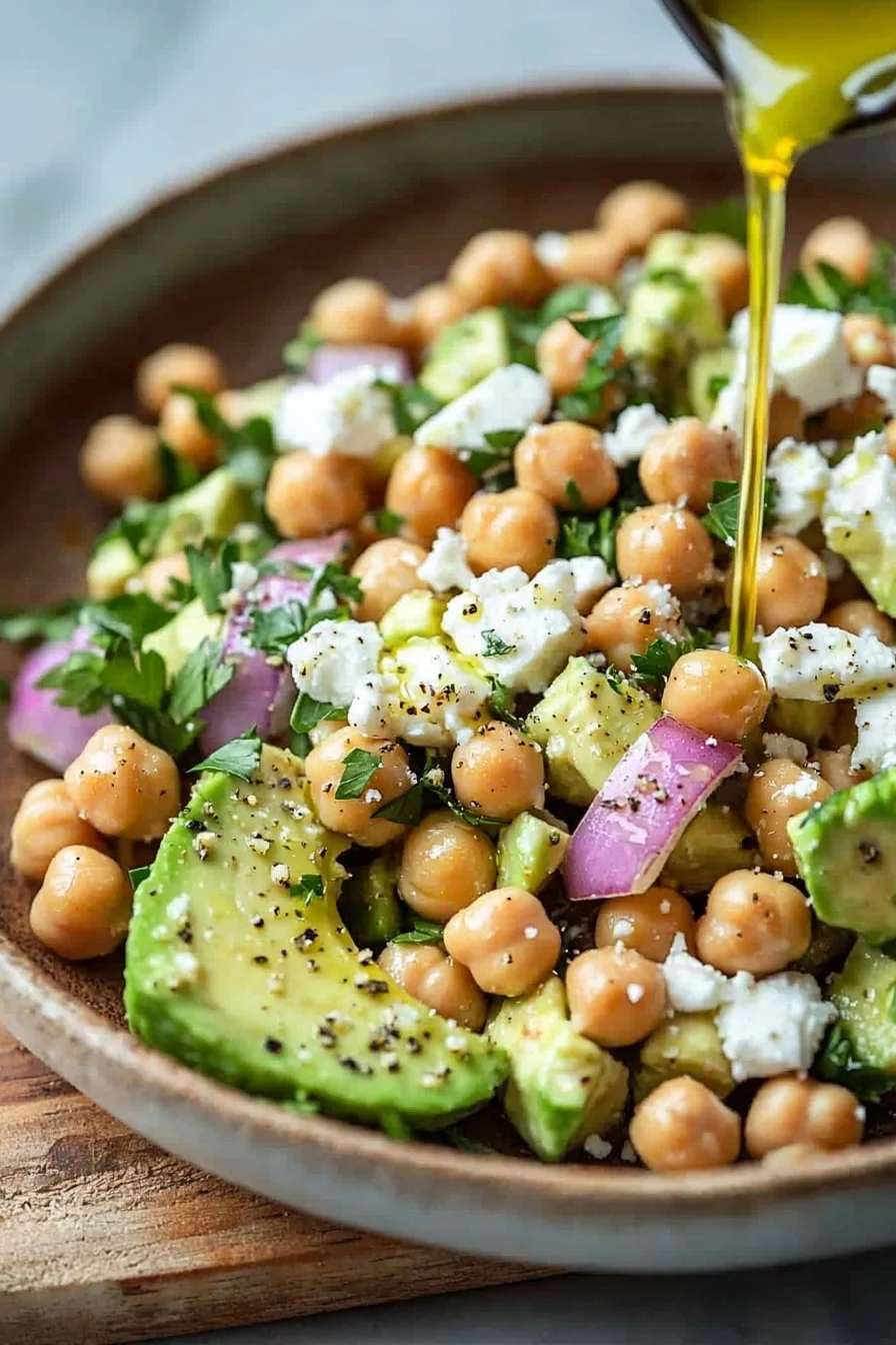 Kichererbsen-Feta-Avocado-Salat mit frischen Zutaten und ansprechenden Farben