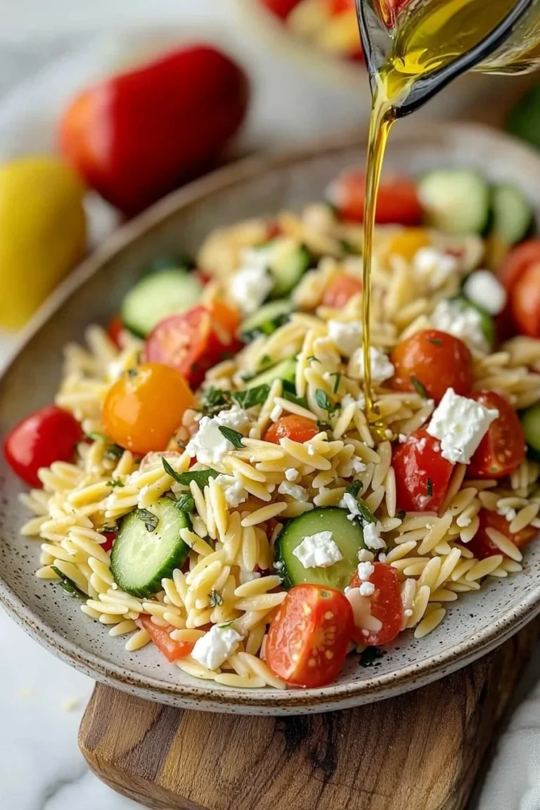 Bunter Orzo-Salat mit Gemüse und frischen Kräutern in einer Schüssel