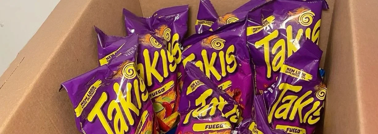 Scharfe Rollchips in einer Schüssel, ideal für Snack-Liebhaber.
