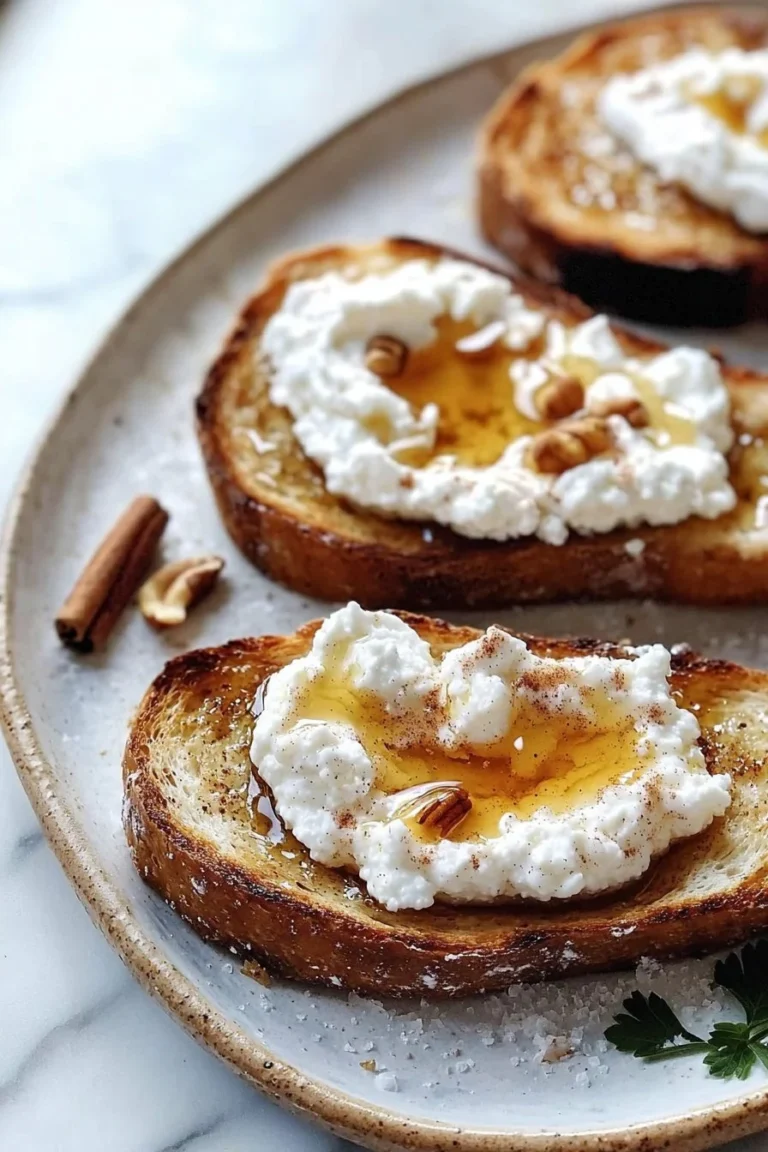 Schlagsahne Ricotta Honig Toast – köstlicher Genuss auf geröstetem Brot.