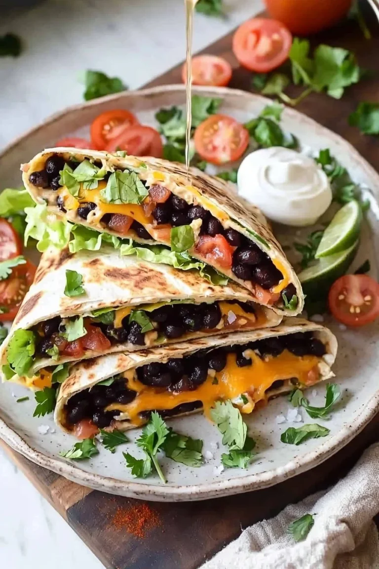 Schwarze Bohnen Crunch Wrap mit frischen Zutaten und würzigen Aromen