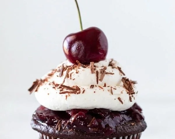 Schwarzwälder Cupcakes mit Schokoladenteig, Kirschen und Sahne-Topping