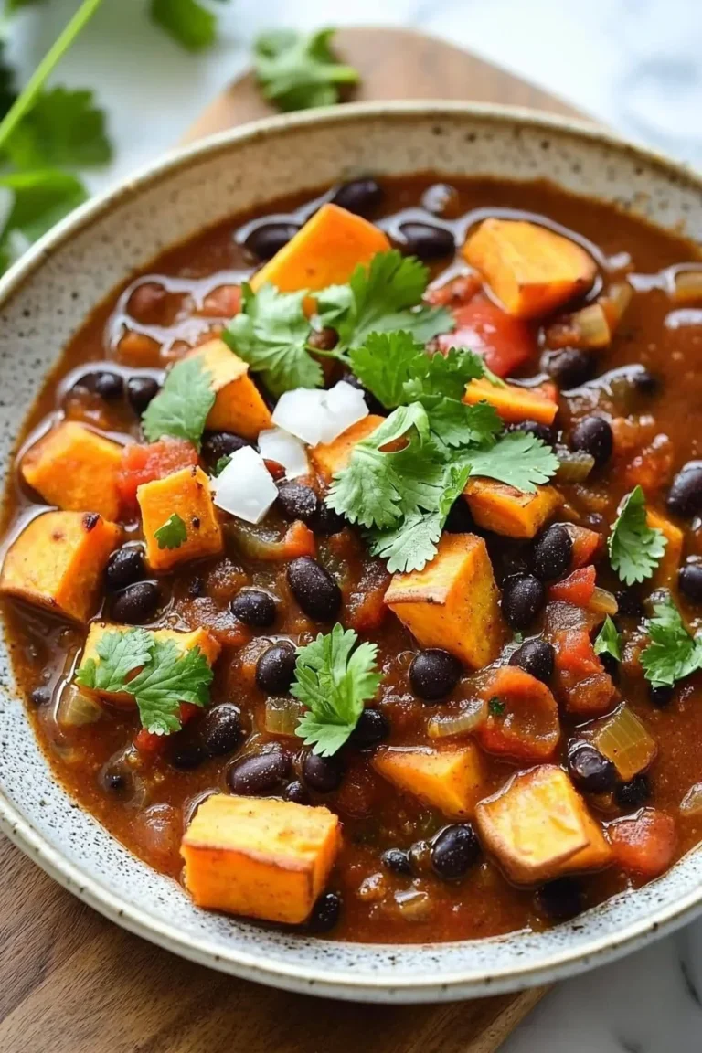 Süßkartoffel und Black Bean Chili in einem bunten Teller serviert.