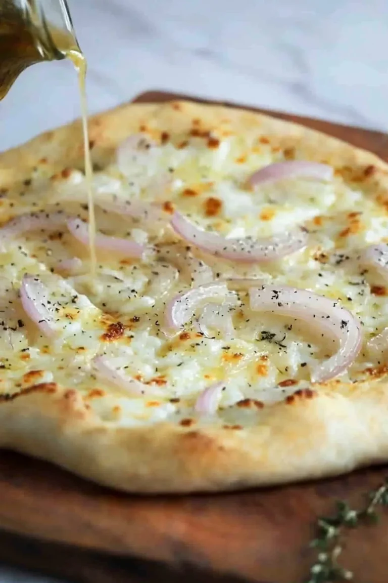 Argentinische Zwiebelpizza frisch gebacken mit Zwiebeln und Käse