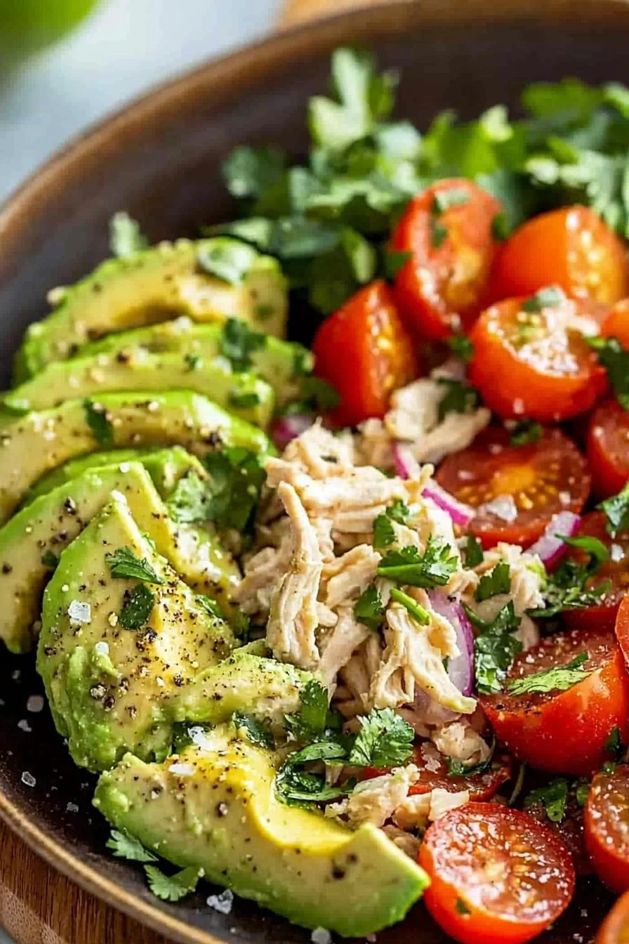 Avocado-Hühnchen-Salat für Meal Prep in einer bunte Schüssel