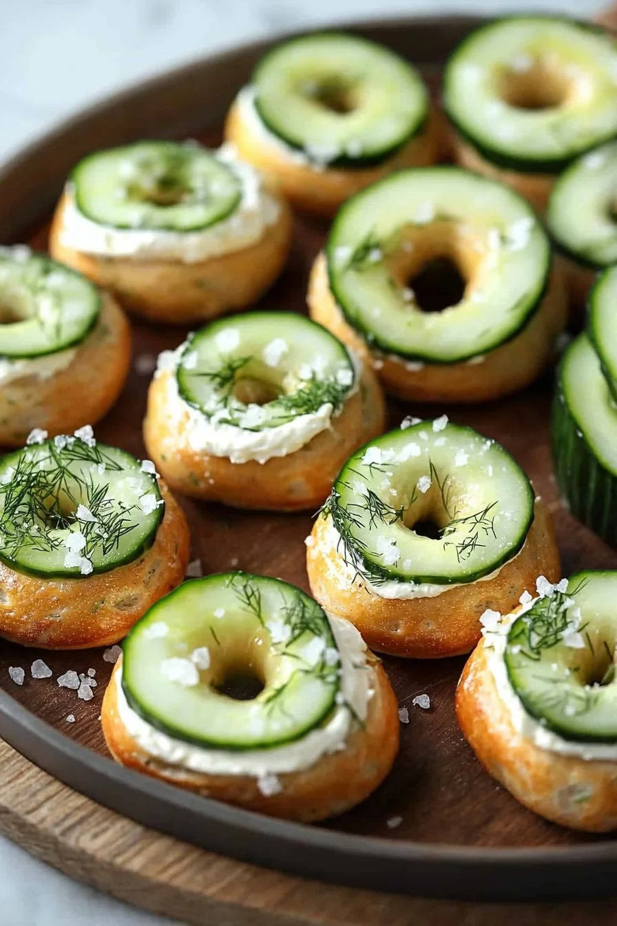 Leckere Bagel-Gurken-Häppchen auf einem Teller serviert