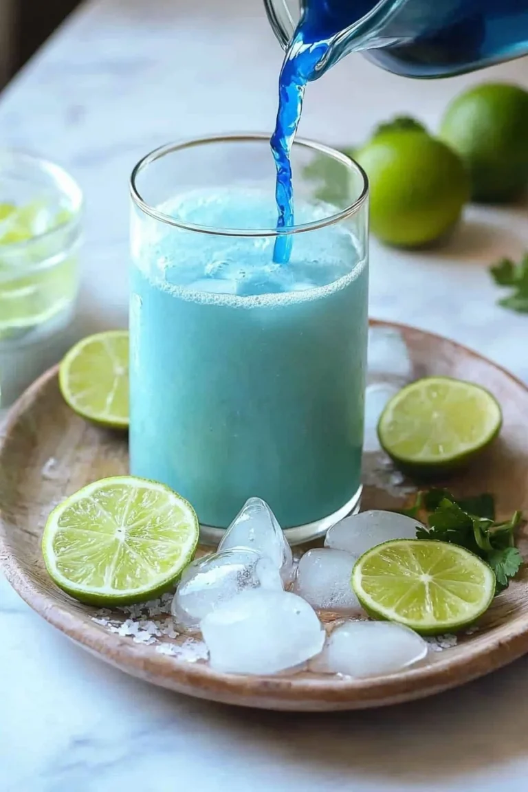 Blaue brasilianische Limonade in einem Glas mit Zitrusfrüchten