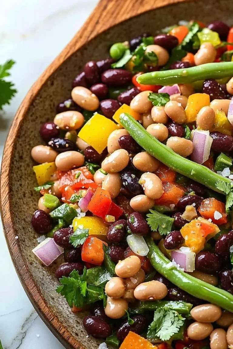 Dichter Bohnensalat mit frischen Zutaten in einer Schüssel angerichtet.