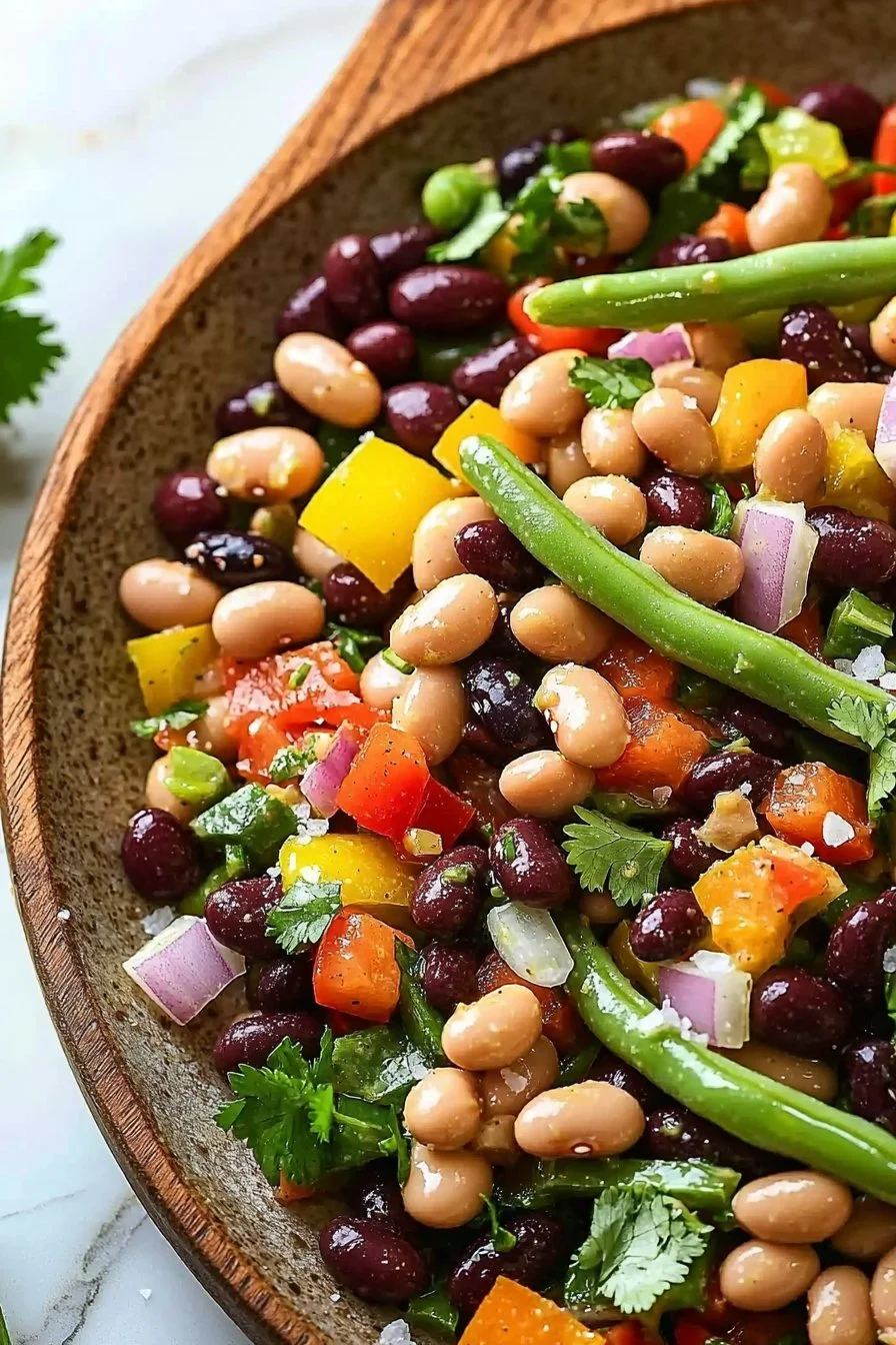 Dichter Bohnensalat mit frischen Zutaten in einer Schüssel angerichtet.