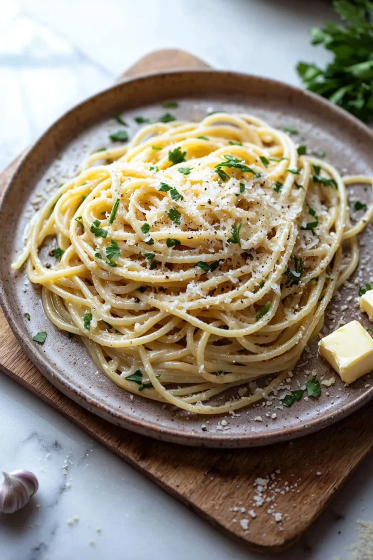 Ein Teller mit Knoblauchbutter-Pasta, garniert mit frischen Kräutern.
