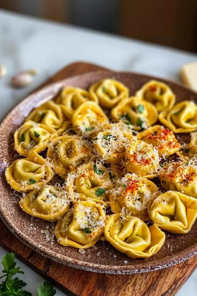 Leckere Tortellini Partysnacks und Vorspeise auf einem Teller