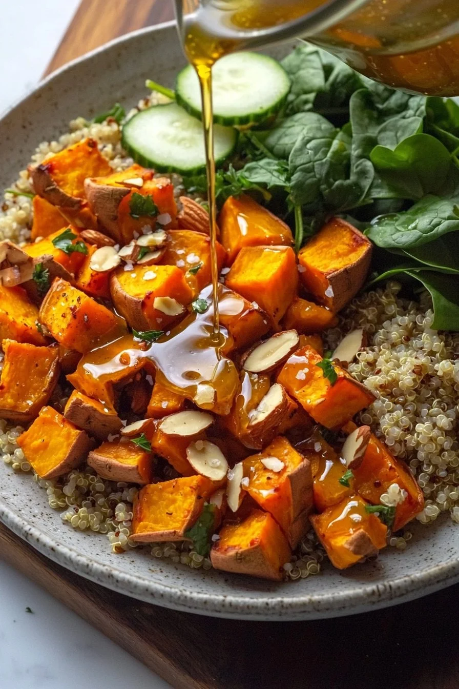 Süßkartoffel-Getreide-Bowl mit Mandel-Dressing auf einem klassischen Holzuntergrund